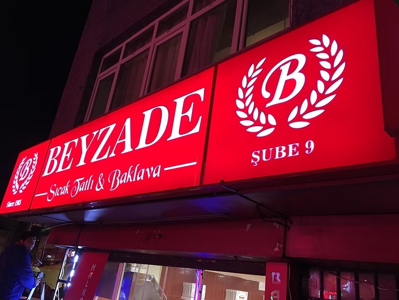 ALUMINUM ILLUMINATED SIGNS